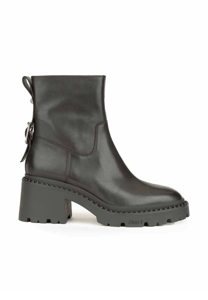 Stivali alla caviglia in pelle nera con tacco spesso e sagomato. Presentano una zip laterale e dettagli decorativi con un anello sul retro.