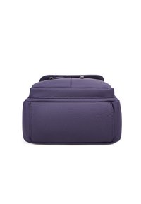 Sac en cuir violet avec une finition texturée, doté d'une fermeture éclair, de quincaillerie en argent et d'une forme arrondie avec des éléments de design minimalistes.