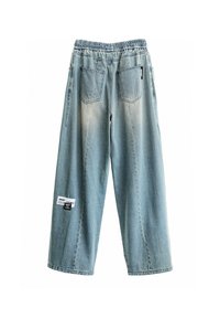 Pantalones de mezclilla azul claro con un diseño de pierna ancha, cinturilla elástica, dos bolsillos traseros y una etiqueta en la pierna izquierda.
