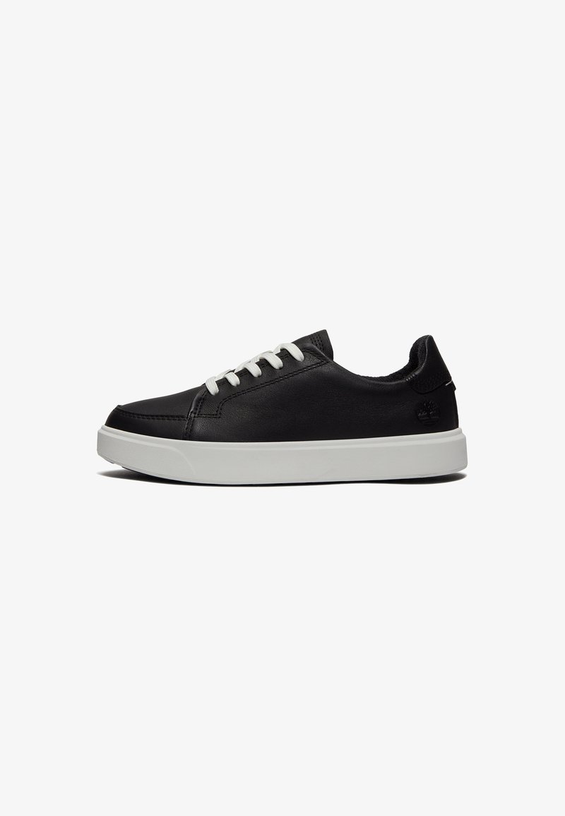 Fekete sneaker, szintetikus anyagból, fehér fűzőkkel és párnázott talppal. Az oldalán logóval rendelkezik, és letisztult, minimalista dizájnnal készült.