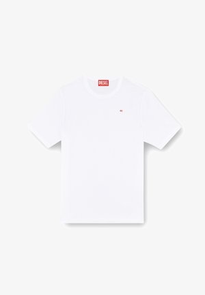 Λευκό βαμβακερό t-shirt με στρογγυλή λαιμόκοψη, κοντά μανίκια και μικρό κόκκινο λογότυπο στο αριστερό στήθος. Ίσια τελειώματα, μαλακή υφή.