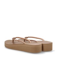 Chanclas de plataforma marrones con suelas texturizadas y correas trenzadas. El diseño presenta un tacón grueso y una construcción sin costuras.
