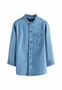 Camisa de mezclilla de manga larga azul clara con cuello mao, cierre frontal de botones y un bolsillo en el pecho. Textura suave con un ligero desgastado.