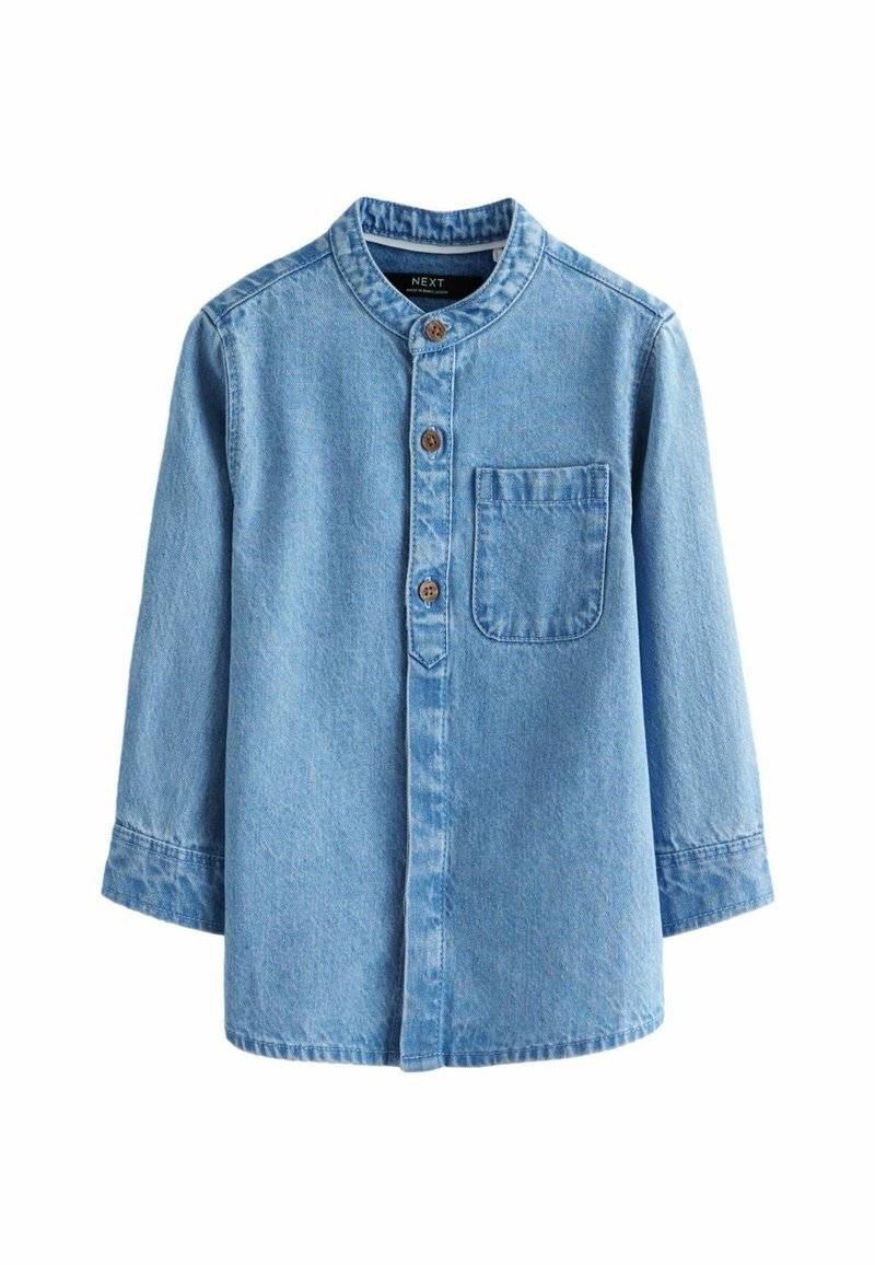 Camisa de mezclilla de manga larga azul clara con cuello mao, cierre frontal de botones y un bolsillo en el pecho. Textura suave con un ligero desgastado.