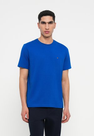 Blå bomull t-shirt med rundad halsringning, korta ärmar och en liten logotyp på bröstet. Slät textur och vanlig passform.