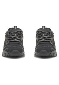 Čierne športové topánky s sieťovinovými panelmi, textúrovanou gumovou podrážkou a reflexnými akcentmi. Navrhnuté s integrovanými šnúrkami pre bezpečné priľnutie.