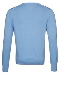 Jasnoniebieski sweter, długie rękawy, okrągły dekolt, prążkowane wykończenie u dołu i przy mankietach, gładka struktura, brak widocznych wzorów lub ozdób.