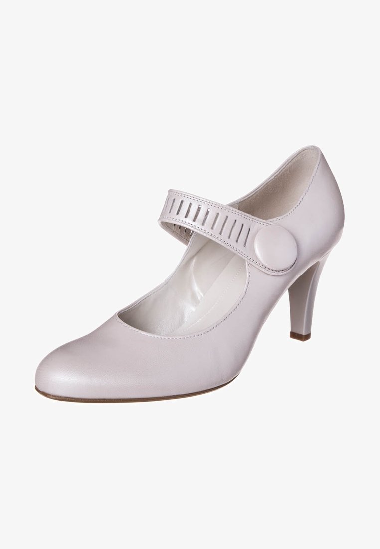 Chaussure à talon haut en cuir gris clair avec bout arrondi, bride Mary Jane avec découpes verticales et gros bouton circulaire.