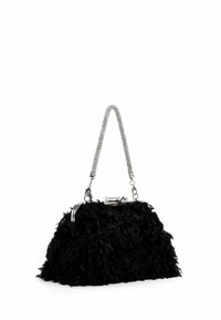 Svart faux fur-handväska med en strukturerad form, silverkedjehandtag och metallisk spänne. Har en texturerad, fluffig utsida.