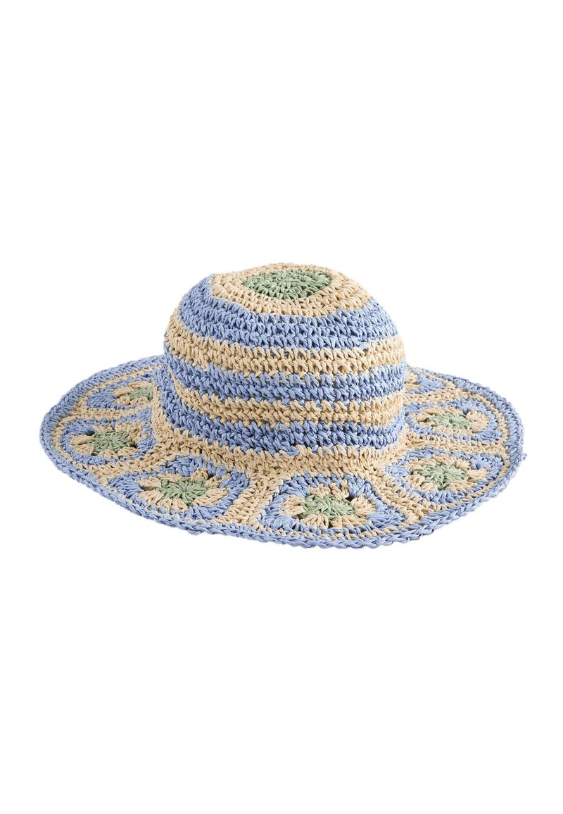 Cappello da sole intrecciato in paglia con motivo a righe blu e crema, decorato con accenti floreali verdi e tesa larga e morbida.