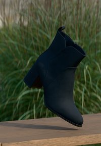 Sélectionné, dark navy