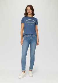 QS MIT FRONT - Triko s potiskem - blau