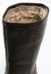 Stivale in pelle marrone con un interno morbido foderato in pelliccia e una superficie esterna liscia. Presenta una cucitura e un piccolo dettaglio a chiusura sul lato.