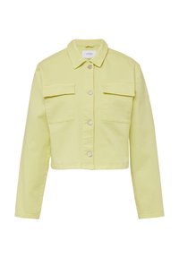 Żółta krótka dżinsowa kurtka z wydłużonym kołnierzem, dwiema kieszeniami na piersi oraz zapięciem na guziki z przodu. Gładka tekstura i casualowy styl.