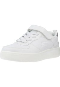 Witte sportschoenen met een bovenwerk van synthetisch leer, vetersluiting, klittenband en een getextureerde rubberen zool. Subtiele logodetail aan de zijkant.