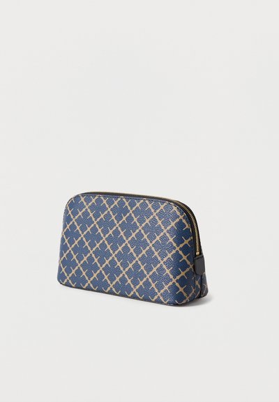 Μπλε υφασμάτινη καλλυντική τσάντα με γεωμετρικό χρυσό μοτίβο και μαύρο φερμουάρ. Συμπαγές, ορθογώνιο σχήμα για εύκολη αποθήκευση.