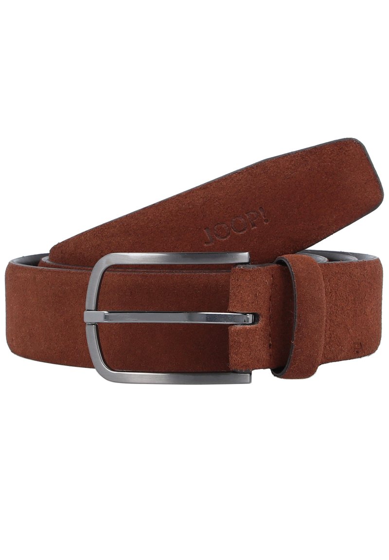 Bruine suède riem met een rechthoekige zilveren metalen gesp. Heeft een gladde textuur en een geperst logo op het oppervlak van de riem.