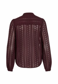 Burgundy čipkovaná blúzka s dlhými rukávmi, zdobená zložitými vzormi a textúrovaným povrchom, navrhnutá s okrúhlym golierom a elastickými manžetami.