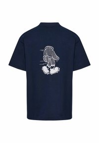 Marineblå T-shirt med et hvidt grafik af en tegneseriehånd iført fodboldstøvler, vist gående eller skøjtende på midten af ryggen.