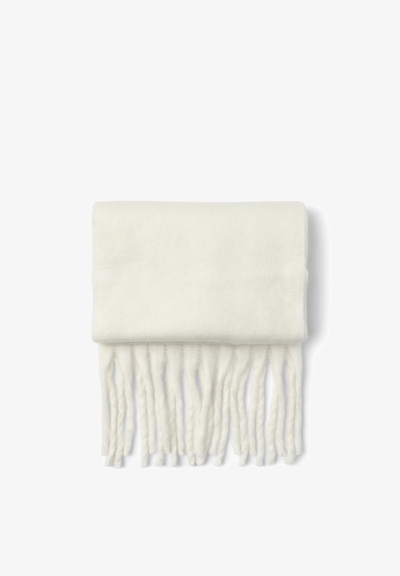 Biała, dziana szalik z frędzlami, wykonany z miękkiego materiału, charakteryzujący się gładką teksturą i złożoną konstrukcją ułatwiającą przechowywanie.