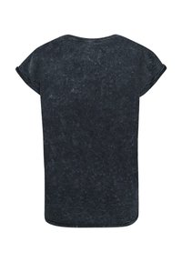 Mustaväri, lyhythihainen t-paita, joka on löysästi istuva, pehmeä ja jossa on pyöreä kaula-aukko sekä haalistunut, pesty ulkonäkö. Ei näkyviä logoja tai kuvioita.