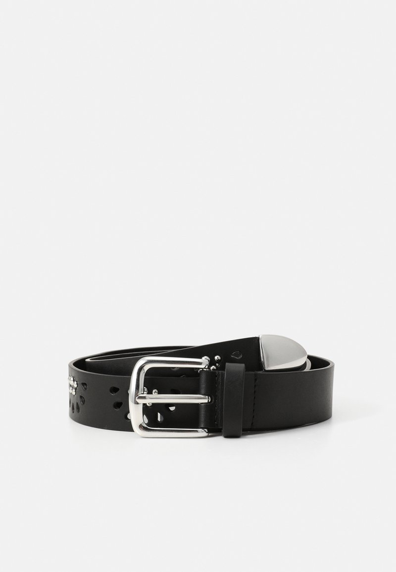 Zwarte leren riem met een zilveren metalen gesp, voorzien van uitsparingen langs de band. Gladde textuur met een strakke uitstraling.