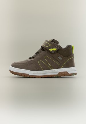 Καφέ sneaker ψηλού τύπου με κίτρινη ραφή, ιμάντα βέλκρο και λευκή σόλα σε ουδέτερο φόντο, σχεδιασμένο για παιδιά.