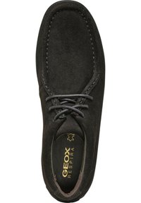 Scarpa in suede nera con punta tondeggiante, design con lace-up e cuciture in contrasto. Presenta una soletta marchiata con 'GEOX RESPIRA' in oro.