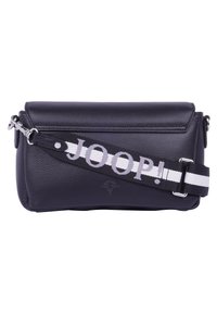 Sac bandoulière en cuir noir avec une finition texturée, muni d'une large sangle avec le logo "JOOP!" et des accents en métal argenté.