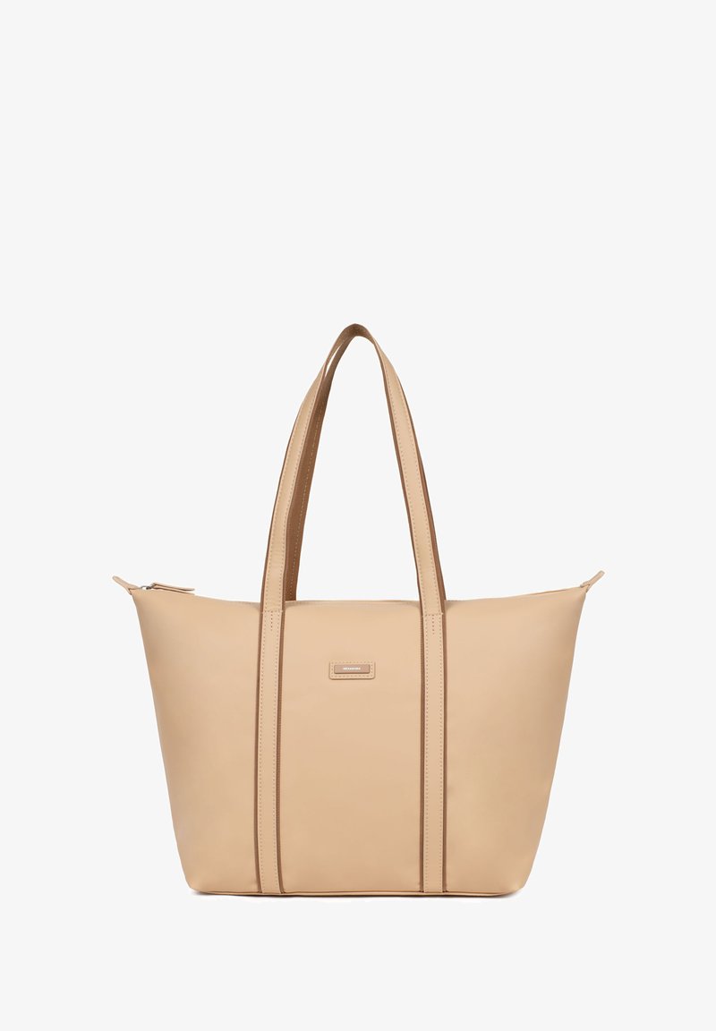 Beige leren handtas met dubbele bovenhandvatten en een ritssluiting. Heeft verticale stiksels en een klein logo plate op de voorkant.