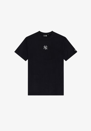 T-shirt nera in cotone con maniche corte, collo rotondo e un logo ricamato bianco sul petto. Tessuto liscio con una vestibilità regolare.