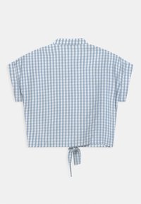 Camicetta a manica corta blu e bianca a quadri con colletto e dettaglio di legatura sul retro, esposta piatta su uno sfondo bianco.