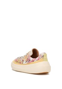 Baskets multicolores avec un dessus en tissu floral, semelle en caoutchouc crème et accents rose et jaune. Caractéristiques : fermeture à lacets et finition texturée.