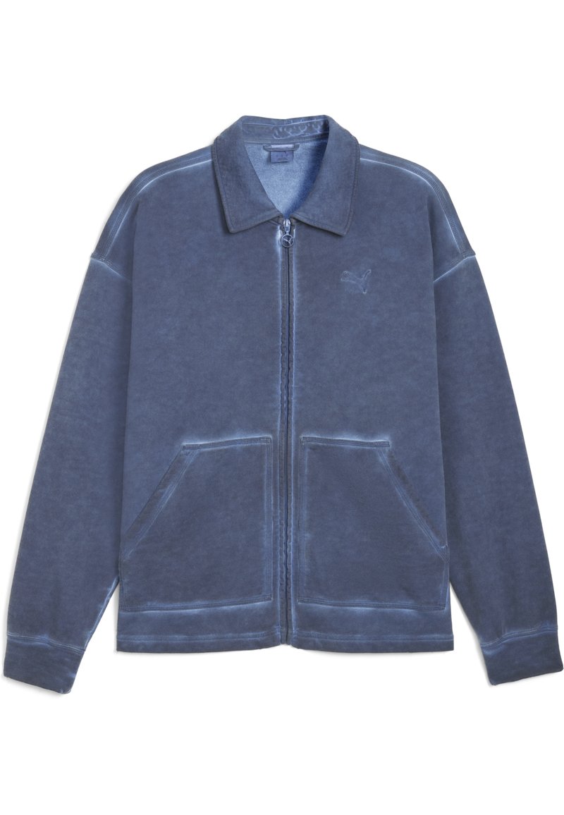 Giacca zip in pile blu con colletto a punta, due tasche frontali e ricamo del logo discreto. Tessuto morbido e vestibilità comoda.