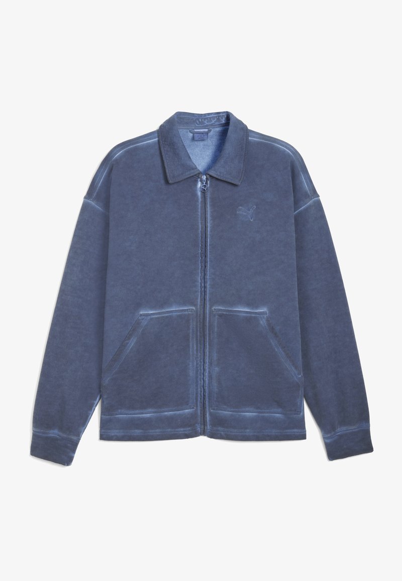 Giacca zip in pile blu con colletto a punta, due tasche frontali e ricamo del logo discreto. Tessuto morbido e vestibilità comoda.