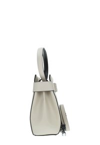 Borsa in pelle beige con forma conica, manico nero e tracolla rimovibile. Presenta una parte superiore pieghevole con sottili dettagli di cucitura.