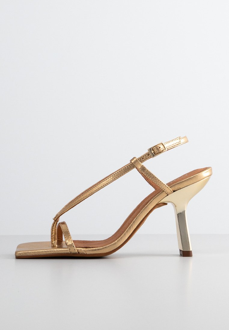 Sandale cu baretă între degete