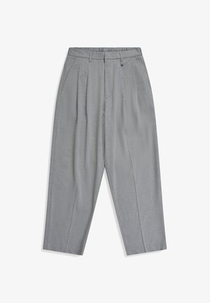 Pantaloni grigio chiaro su misura con pieghe, passanti per cintura, tasche laterali e gamba affusolata su sfondo bianco.