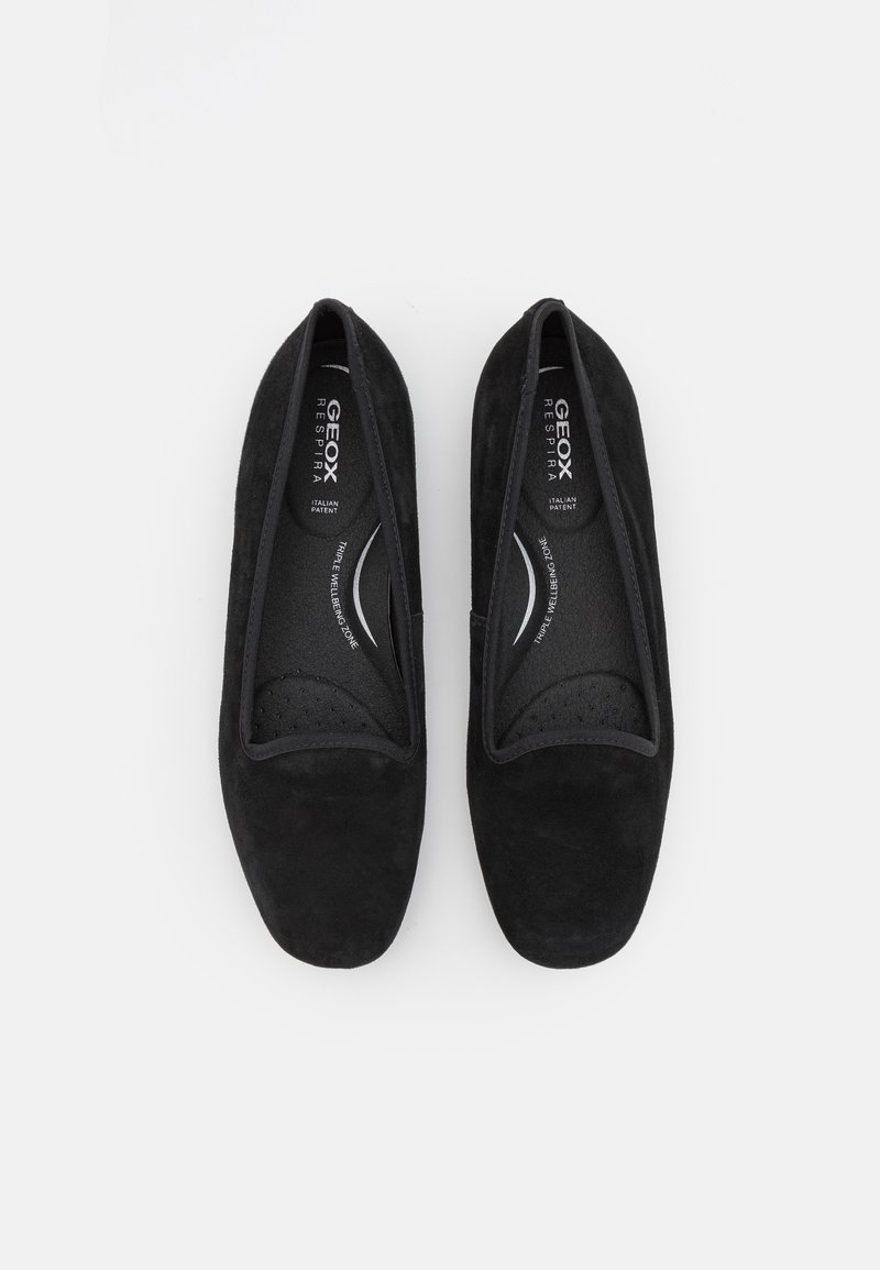 Scarpe slip-on in suede nero con punta arrotondata, bordi elasticizzati e soletta forata per traspirabilità. Presentano un sottile logo all'interno.