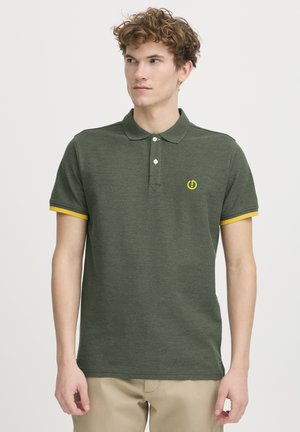 Mörkgrön polo-skorta i texturerad tyg. Har en krage med gula ränder, tre-knappars placket och en logotyp på bröstet.