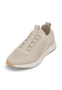Scarpa sportiva beige con tomaia in rete traspirante, lacci elastici e suola in gomma testurizzata per una buona aderenza. Presenta una linguetta sul tallone.