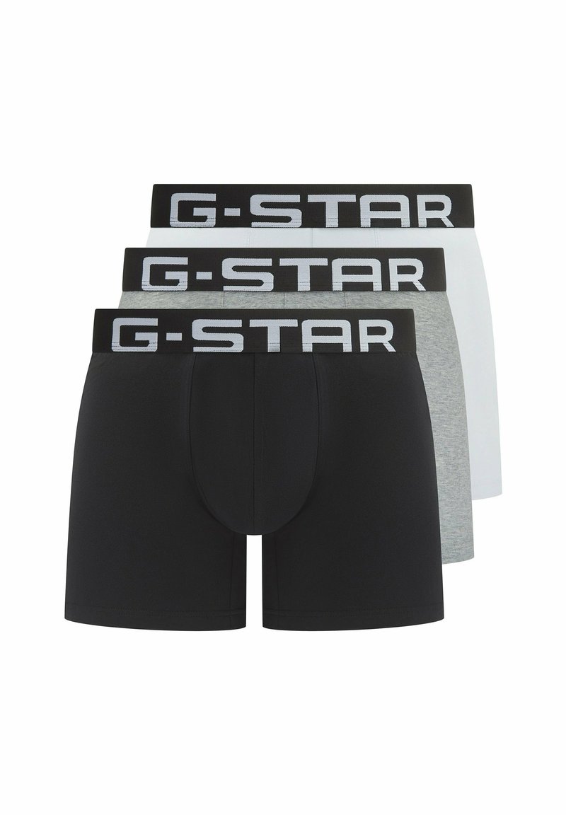 Drei Herrenboxershorts in Schwarz, Grau und Weiß mit breiten schwarzen Bündchen, die große weiße "G-STAR"-Logos aufweisen.