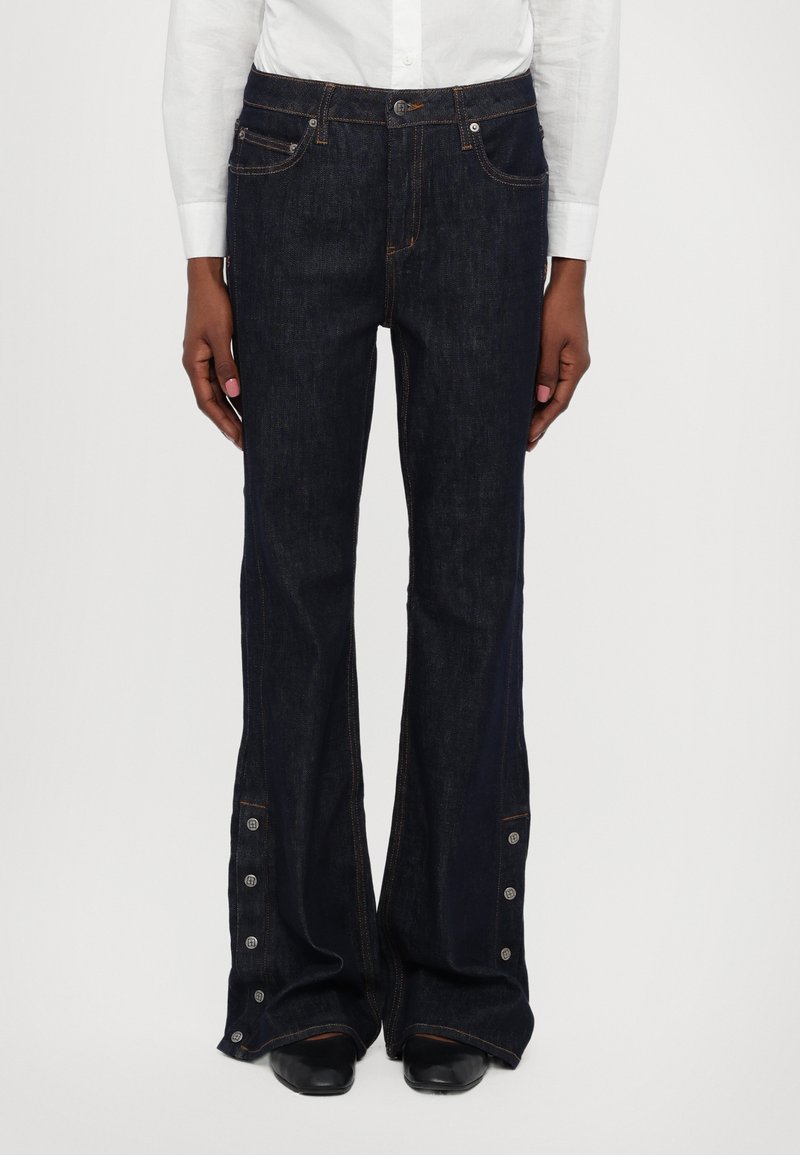 Mørke denim flared jeans med høj talje, der har kontraststing, sidelommer og trykknapdetaljer ved kanten.