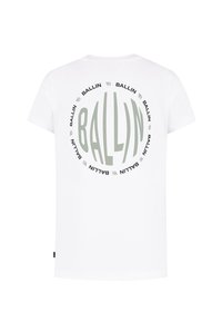 Witte katoen T-shirt met een grote cirkelvormige "BALLIN" grafische print in groen en zwart op de achterkant. Korte mouwen en een ronde hals.