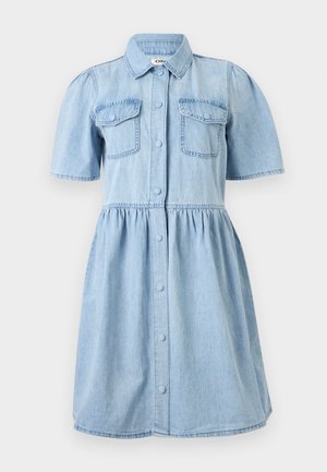 Heleroheline teksakleit lühikeste muhkliste varrukatega, esikinnis nööpidega, kahe rinna taskuga ja kogutud vööjoonega seelikuga.