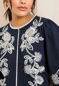 Love & Roses REGULAR FIT - 3/4 CREW NECK  - Tops ar garām piedurknēm - navy floral embroidery