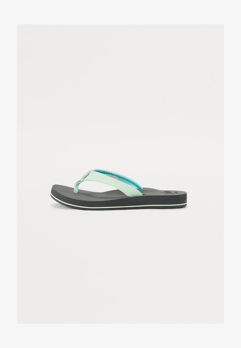 Musthave mustekanda musta rihmaga, millel on tekstuuriga varvastepost ja pehme tald, millel on kontrastne helesinine äär.