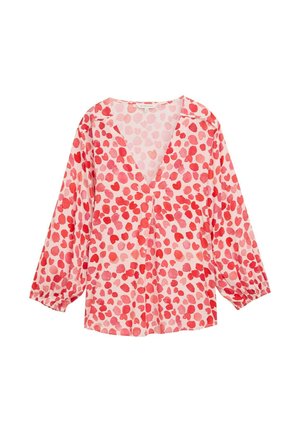 Lichtgewicht blouse met lange mouwen en een V-hals, gemaakt van roze stof en voorzien van een patroon van rode en lichte roze hartvormen overal.