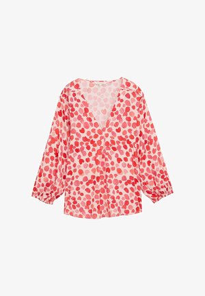 Lichtgewicht blouse met lange mouwen en een V-hals, gemaakt van roze stof en voorzien van een patroon van rode en lichte roze hartvormen overal.