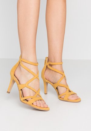 s.Oliver Sandalias de tacón - yellow